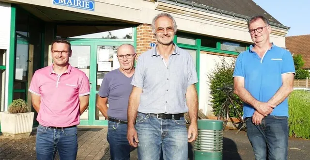photo thierry renvoizé au centre et ses adjoints à ses côtés. &copy; le maine libre