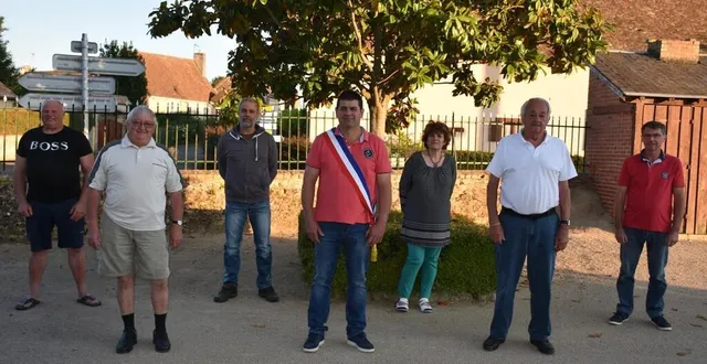 photo le maire loïc crinier (au centre) entouré de michel dandeleux (1er adjoint ; à droite) ; michel blondeau ( à gauche ; 2e adjoint) et des conseillers municipaux. &copy; le maine libre