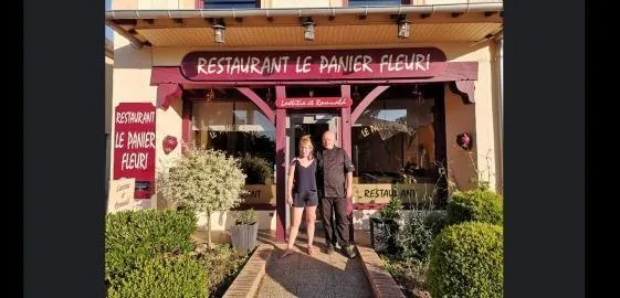 photo lætitia et romuald lachater devant leur restaurant le panier fleuri, à sceaux-sur-huisne. &copy; le panier fleuri