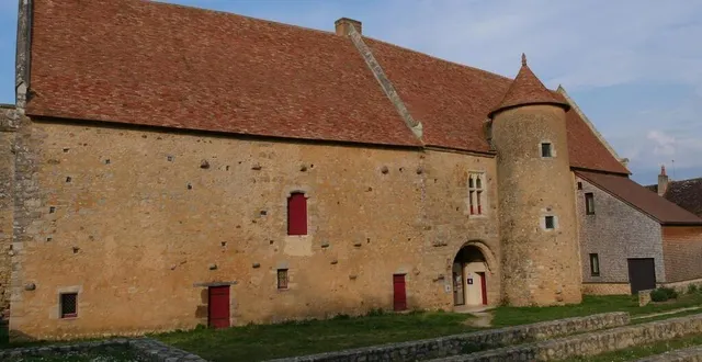 photo cette année, les spectacles de la programmation estivale auront lieu à l’extérieur. en plus des bancs de pierre existants, des gradins en bois accueilleront les spectateurs. &copy; le maine libre