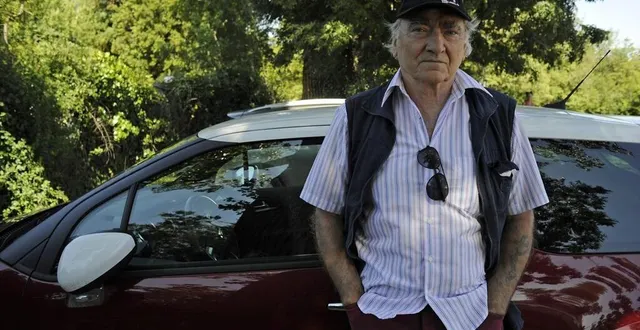photo guy lecron, 76 ans, coule une paisible retraite à niort. mais lorsqu’il jette un coup d’œil dans le rétro, les souvenirs de son passé de cascadeur professionnel remontent très vite à la surface. &copy; co – christophe bern