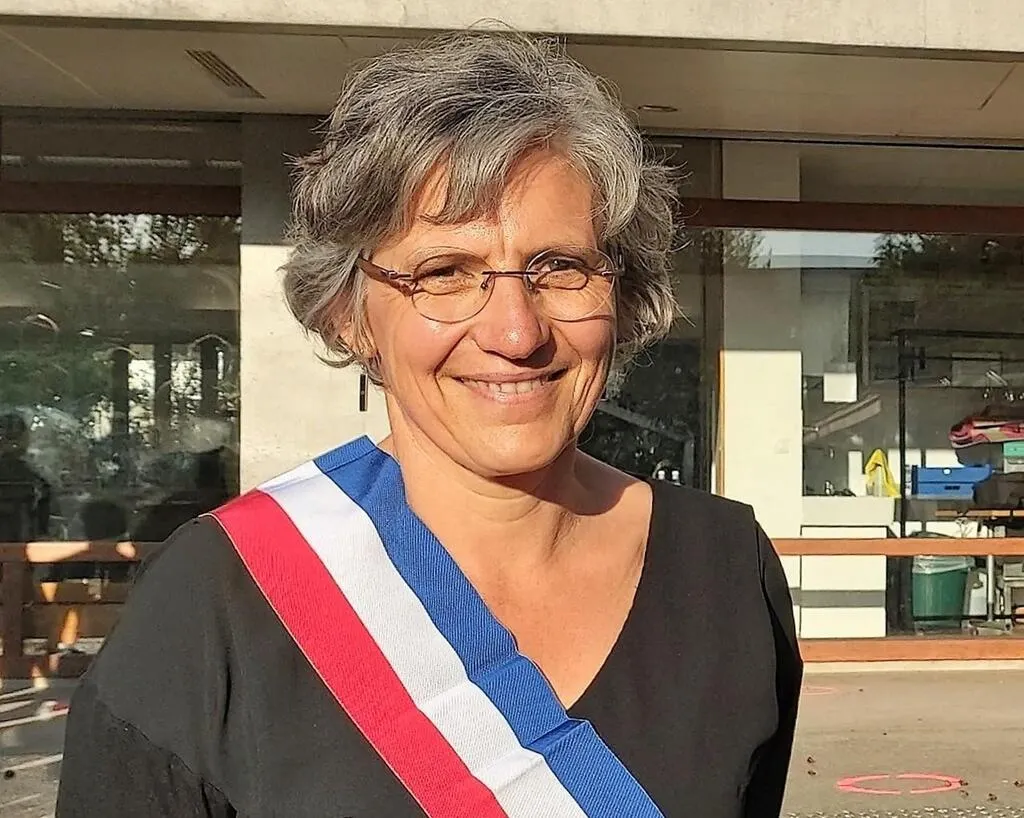 SaintJacquesdelaLande. Elle est la première femme, maire de la commune SaintJacquesdelaLande. Elle est la première femme, maire de la commune
