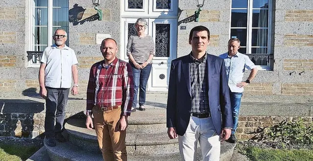 photo de gauche à droite au premier plan : julien salliot, maire délégué de clairefougère et premier adjoint ; maxime guilmin, maire. au second plan : charles beauvois, troisième adjoint ; ghislaine deschamps, deuxième adjointe et guillaume couchaux, quatrième adjoint. &copy; ouest-france