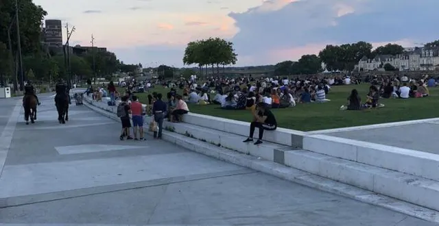 photo l’esplanade cœur de maine, mercredi, en soirée. la police montée patrouille face à l’espace herbeux. &copy; ouest-france