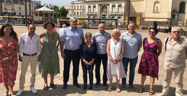 photo le mans, hier. stéphane le foll et les principaux candidats de sa nouvelle liste, fruit de la fusion des listes « le mans évidemment » et « choisir l’écologie pour le mans » &copy; le maine libre