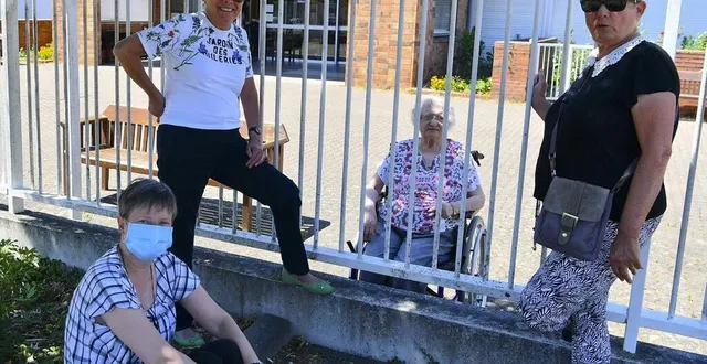 photo au mans, claude, andrée et martine viennent plusieurs fois par semaine rendre visite à leur maman andrée. &copy; le maine libre – yvon loué