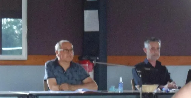 photo dominique forest (à gauche), le nouveau maire, a présidé sa première séance du conseil municipal devant les 18 élus de la commune. frédéric blandin, le directeur des services ( à droite) a épaulé le maire afin de permettre le bon déroulement de cette séance. &copy; ouest-france