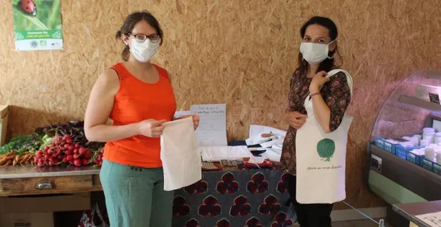 photo julie mercier et aurélie dréano présentent les sacs confectionnés par les élèves et leurs parents, pour financer les voyages scolaires et certains projets pédagogiques &copy; le maine libre
