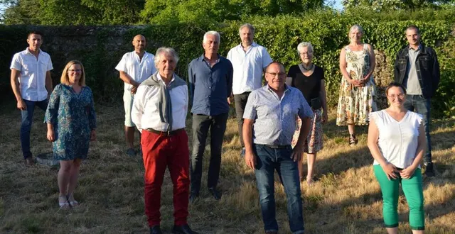 photo le conseil municipal autour de thierry guérin. &copy; mairie saint-ulphace