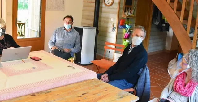 photo une réunion dans le respect des gestes barrières. &copy; le maine libre