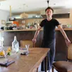 photo guillaume cholet dans son restaurant, avec cuisine ouverte.