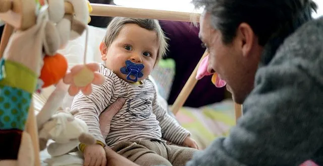 photo un père tenant son enfant de 10 mois. &copy; marc ollivier / ouest-france / illustration