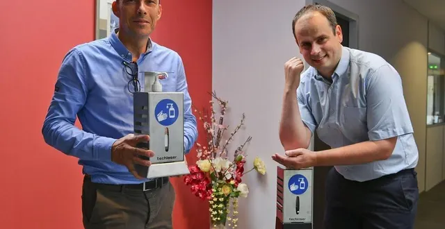 photo franck meslet, directeur industriel de tech laser et vincent genuit, commercial, présentent les deux versions du distributeur de gel. &copy; le maine libre – yvon loué