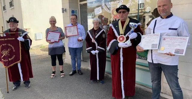 photo les charcutiers de saint-rémy-des-monts en compagnie des membres de la confrérie du goûte-boudin de mortagne-au-perche. &copy; le maine libre