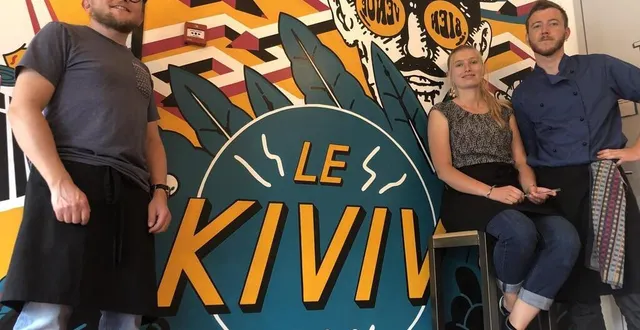 photo l’équipe gérante de la guinguette le kiviv à briollay, près d’angers, paul cabourdin, perrine loy et mathis navet (de gauche à droite, sans les masques retirés pour la photo et sans le chef cuisinier abdoulaye coulibaly). &copy; ouest-france