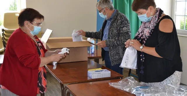 photo la distribution des masques a eu lieu samedi matin. &copy; le maine libre