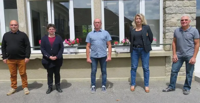 photo de gauche à droite : didier maraquin, deuxième adjoint, christine legendre, troisième adjointe, alain maraquin, maire, nathalie gaillard, première adjointe et jean-paul pommier, quatrième adjoint. &copy; dr
