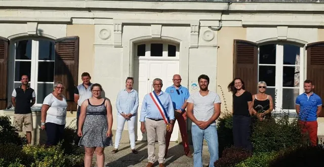 photo le nouveau conseil municipal, autour du maire gildas marek.