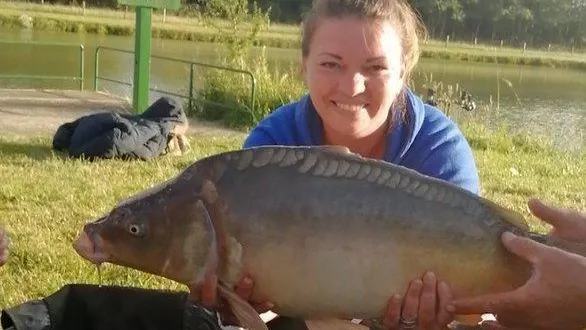 photo il a fallu de l’aide à jessica pour maîtriser sa carpe. &copy; le maine libre