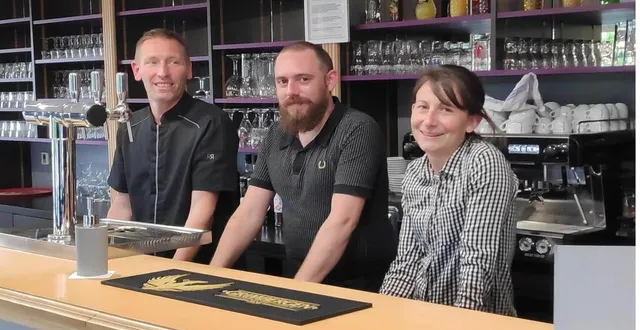 photo de gauche à droite : yohann brault, gérant de la belle époque, julien, serveur et manuela brault, épouse du restaurateur. &copy; ouest-france