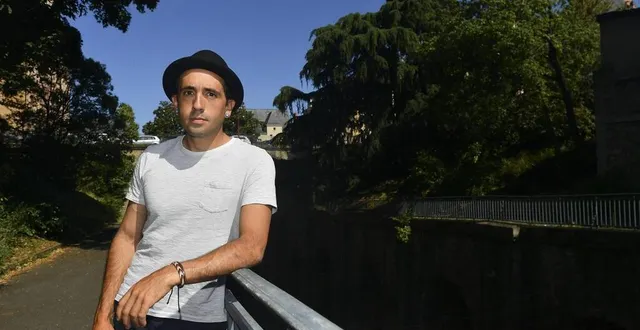 photo philippe echaroux devant un arbre où était projeté l’été 2019 un des quinze portraits d’habitants, dans la cité plantagenêt au mans. &copy; archives le maine libre – hervé petitbon