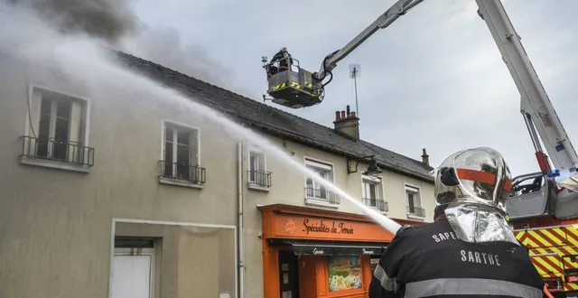 photo les sapeurs-pompiers sont intervenus à l’aide de bras articulés et deux lances pour éviter que les flammes ne se propagent. leur intervention a duré toute l’après-midi. &copy; le maine libre - denis lambert