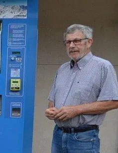 photo pierre bihoreau, maire sortant, encore sur le terrain vendredi pour le distributeur. &copy; le maine libre