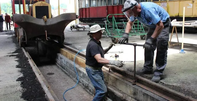 photo philippe bouyssou et georges bouvet posent les tire-fonds de fixation des rails. &copy; le maine libre
