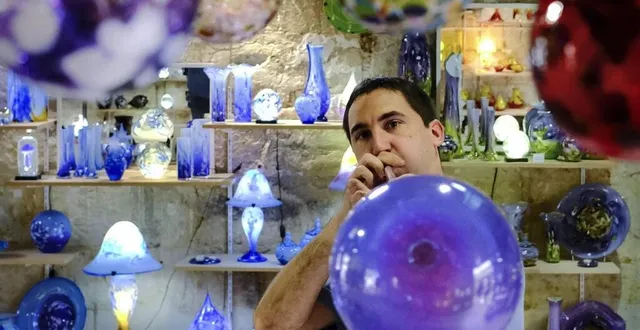 photo nicolas pinquier aime discuter de son travail avec les visiteurs. &copy; photo archives le maine libre – denis lambert