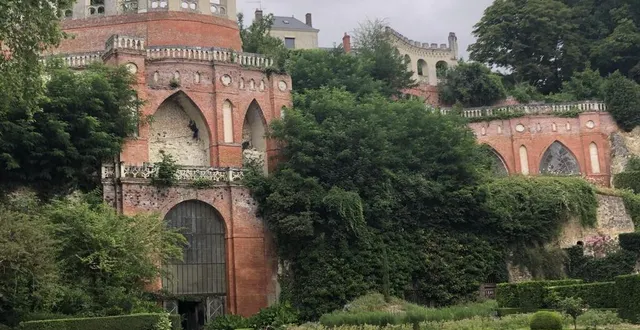 photo l’étonnante terrasse caroline s’élève juste derrière le château de poncé.tel un décor de théâtre. &copy; archives ouest-france