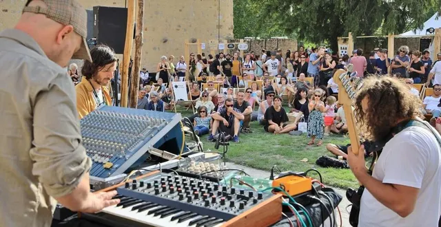 photo sur l’esplanade du cloître, lors de l’édition 2019, avec du son bien planant (ici le groupe société étrange), au carrefour de divers courants musicaux. &copy; ouest-france