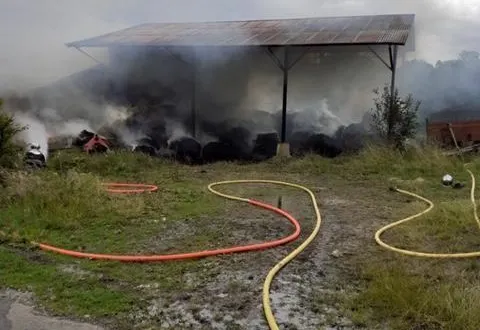 photo le bâtiment est entièrement détruit malgré l’intervention des pompiers. &copy; ouest-france