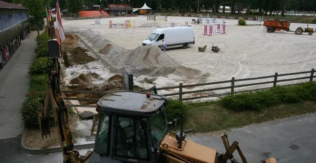 photo la piste principale du pôle européen du cheval, à yvré-l’évêque (sarthe), subit quelques travaux avant la reprise des compétitions. &copy; ouest-france