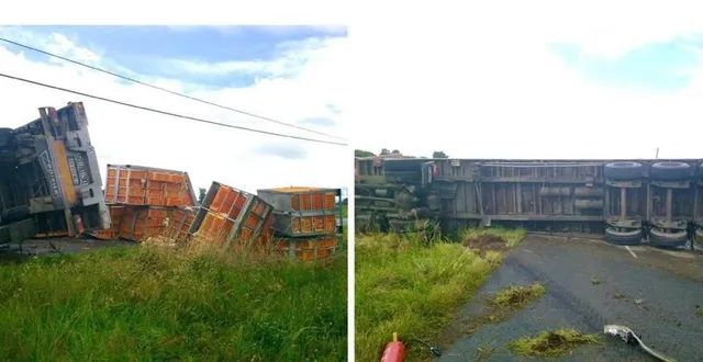 photo hier, un camion s’est couché sur la route départementale 859 dans la commune déléguée de cherré (hauts-d’anjou). &copy; ouest-france