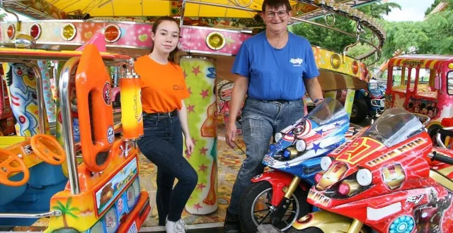 photo employée au parc, claudine launay (à droite), venait une fois par semaine, pendant le confinement, pour entretenirles manèges. lola desoeuvre (à gauche) est l’une des nouvelles saisonnières. &copy; ouest-france