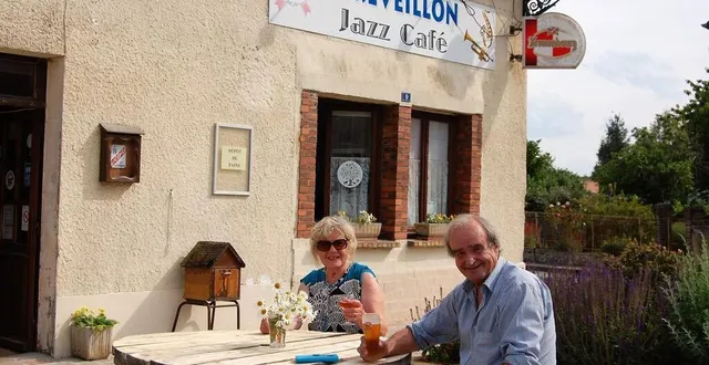 photo shirley smith et bob tinker, tous deux musiciens, sont ravis de retrouver leurs clients et amis pour fêter la musique dans le bourg. &copy; ouest-france