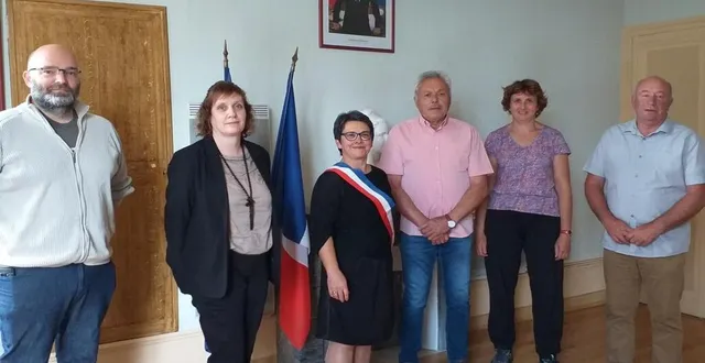 photo andré chesneau a remis les clés de la mairie de cherré à christelle buron.