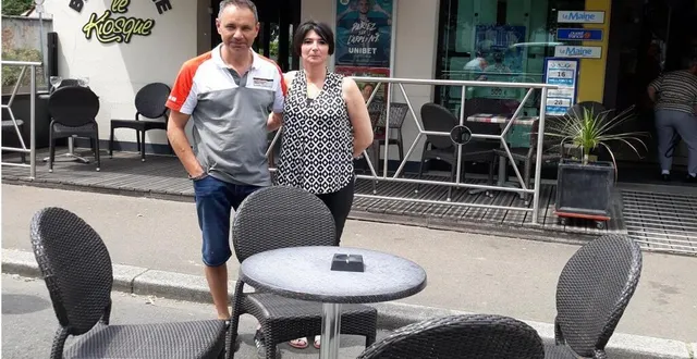 photo isabelle et david (bar le kiosque) ont agrandi leur terrasse en installant des tables et chaises sur la place du champ-de-foire. &copy; le maine libre