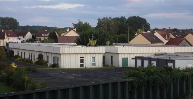 photo vus du pont de la rn23, les bâtiments que vient d’acquérir la municipalité, dont la première mission sera d’accueillir la boutique et le labo de mickaël doire.  &copy; le maine libre