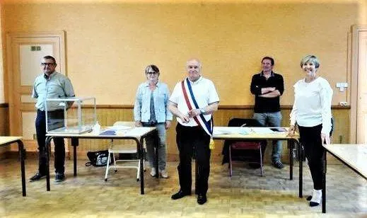 photo michel chaligné entouré de ses quatre adjoints. &copy; mairie de clermont-créans