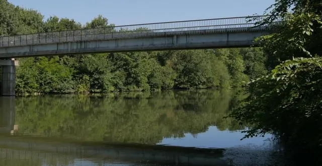 photo la passerelle est positionnée dans un endroit très calme et permet aux randonneurs et cyclistes de traverser la sarthe. &copy; ouest-france