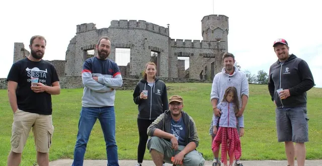 photo six bénévoles a l’organisation du festival se rassemblent sur le mont de cerisy, malgré l’annulation pour cause de covid-19. &copy; ouest-france