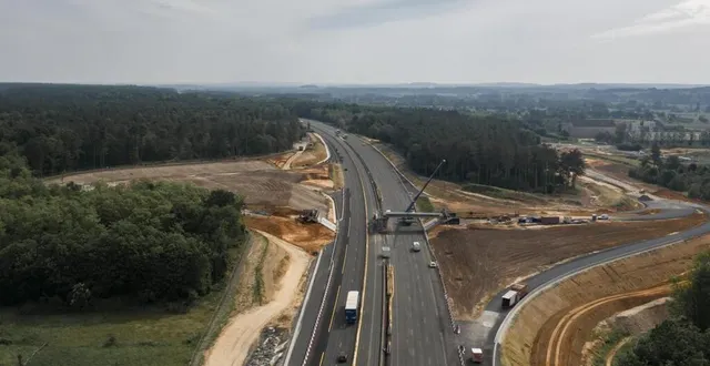 photo les travaux se poursuivent sur l’a11 à hauteur de connerré. la première partie des poutres est posée dans le sens le mans-paris &copy; d piolé et r2d3