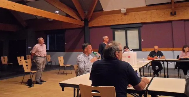 photo les habitants de la commune qui assistent aux séances de conseil municipal, peuvent poser des questions aux élus après épuisement de l’ordre du jour. le maire leur donne alors la parole. une question a concerné la diffusion de la lettre d’information communale « au fil de l’aubance ». &copy; ouest-france