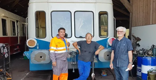 photo à la grande satisfaction de michel louët, le président (à droite), la saison va démarrer, mercredi, avec le billard, petit train bichonné par les bénévoles. &copy; ouest-france