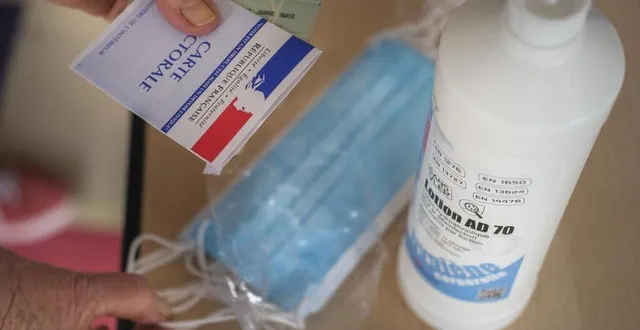 photo masque obligatoire, gel hydroalcoolique à l’entrée du bureau de vote, distanciation physique, des règles sanitaires sont à observer pour aller voter. &copy; photo le maine libre – denis lambert