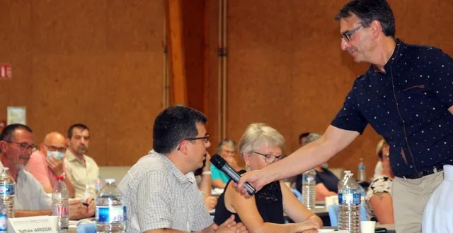 photo françois boussard a présenté chacun des délégués, ici avec pierre ouvrard, maire de mayet. &copy; le maine libre
