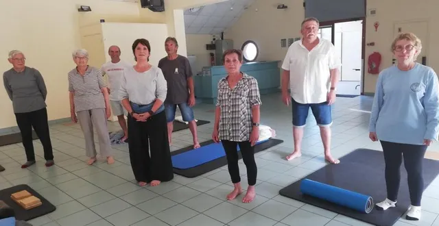 photo michel saint ouen (2e en partant de la gauche et margaret ( 5e) avec une partie des participants au cours du jeudi. &copy; le maine libre