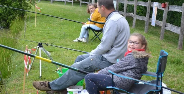 photo anaïs, 8 ans, son papa fabien et sa sœur élise, 11 ans, sont venus de marolles-les-braults pour profiter de l’ouverture du plan d’eau . &copy; le maine libre