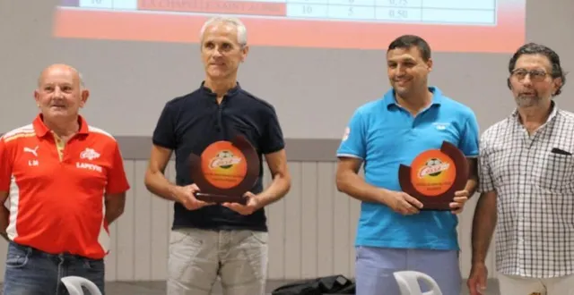 photo patrick tison, ancien vice-président du cossa, et rachid ameur, coach de l’équipe c (au centre) ont été honorés &copy; le maine libre